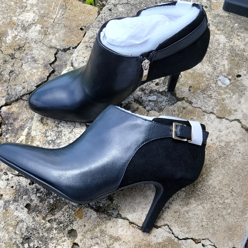 Essex Lane Black Heeled Boots with Sleek Design With Buckles 10M